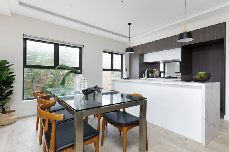 Coogee corner apartments - dining and kitchen