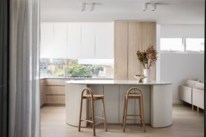 Art Deco penthouse Maroubra - kitchen island with splashback view
